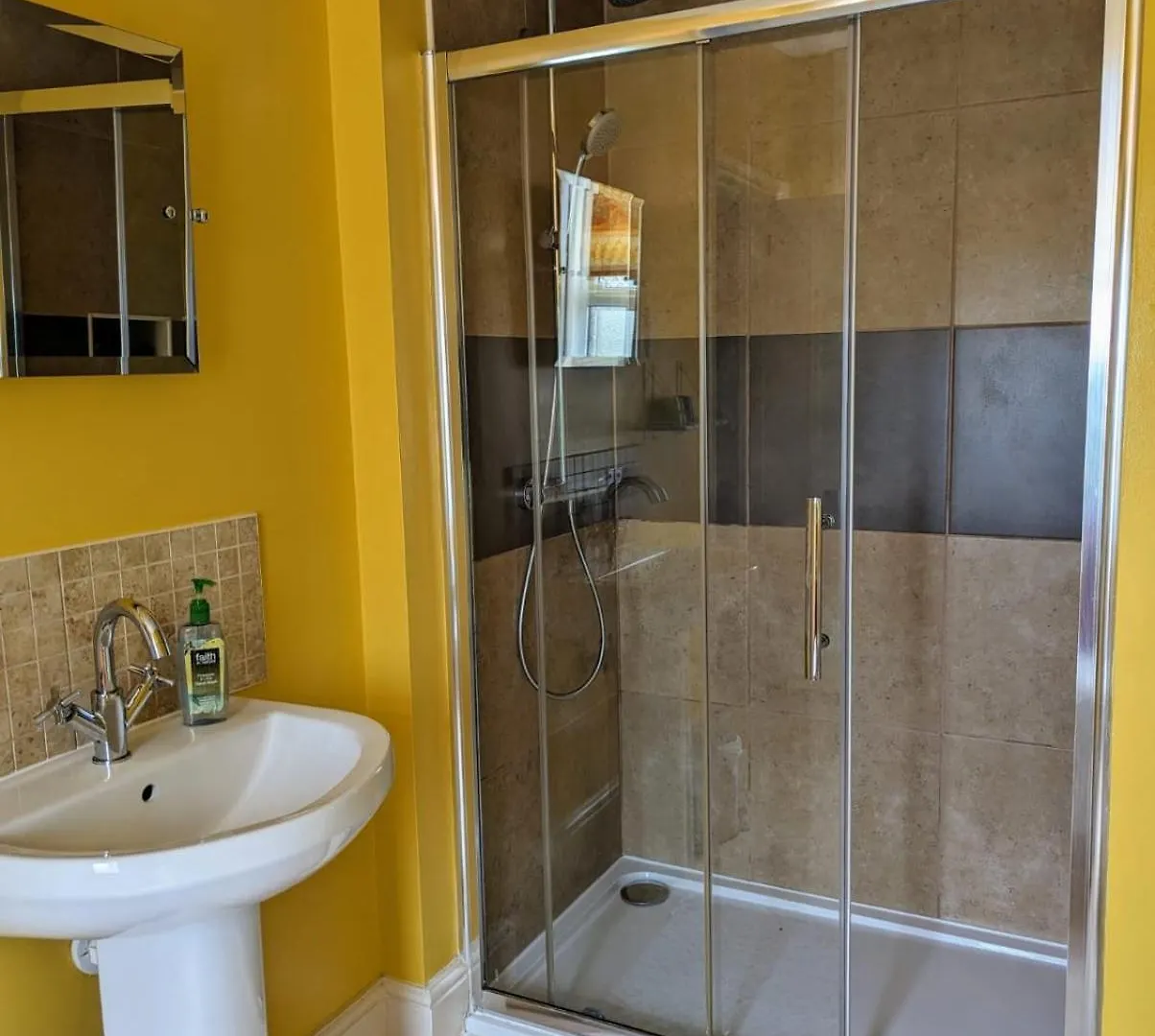 Number 18 Bed and Breakfast Γουίτμπι